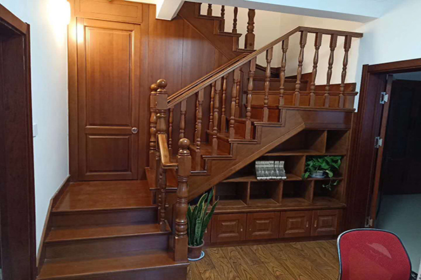 泰安专业实木别墅楼梯安装